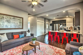 Central and Chic Houston Escape about 3 Mi to Downtown!